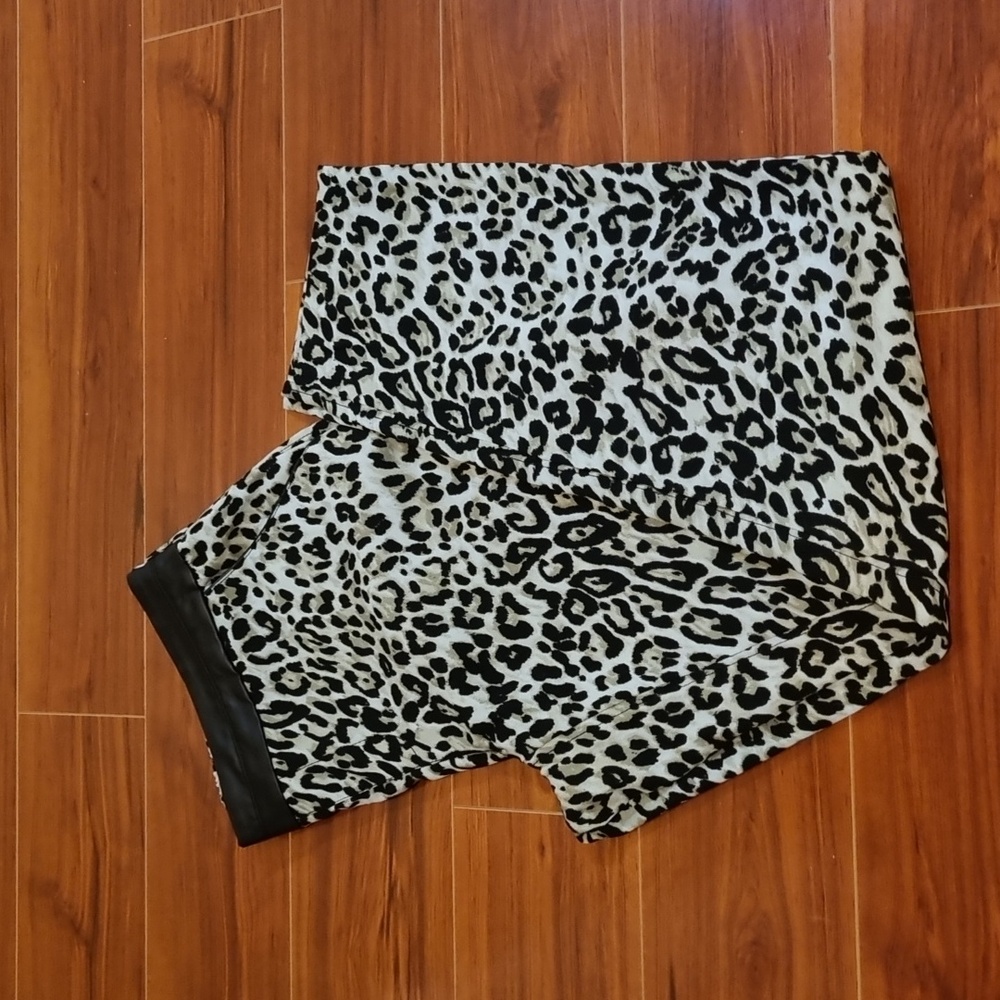 Jessica Simpson Leopard Print Pants Size Medium - Picture 3 of 13